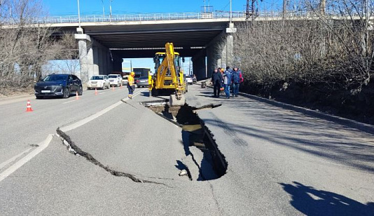 В Красноярске провалилась дорога на Семафорной