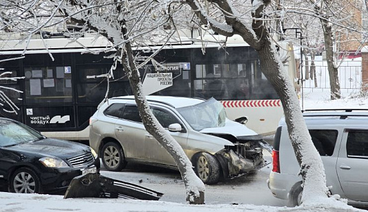 В Красноярске на Киренского легковушка столкнулась с автобусом