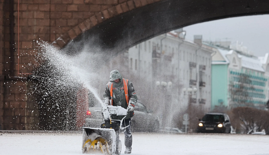 Ночью улицы Красноярска от снега убирали 50 единиц техники