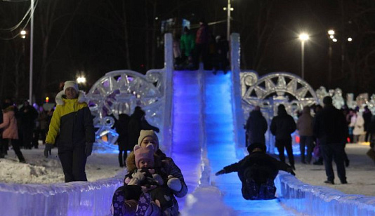 Ледовые горки на Татышеве в Красноярске продолжат работу несмотря на потепление