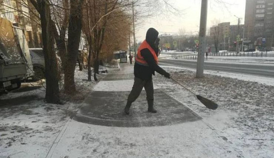 В Красноярске 2 марта 184 рабочих вручную скалывают лед с тротуаров