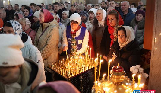 Красноярцы встретили Пасху в храме Рождества Христова