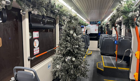 В Красноярске сегодня начинают курсировать праздничные трамваи и троллейбусы