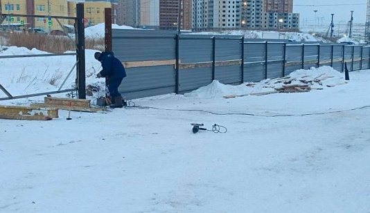 В красноярском Солнечном начали огораживать площадку под новую школу