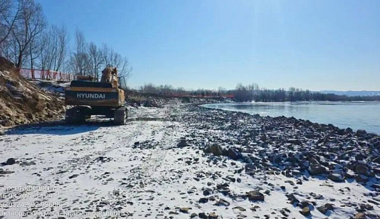 В Красноярске на острове Татышев отсыпали больше 8 тысяч кубов камня для укрепления берега 