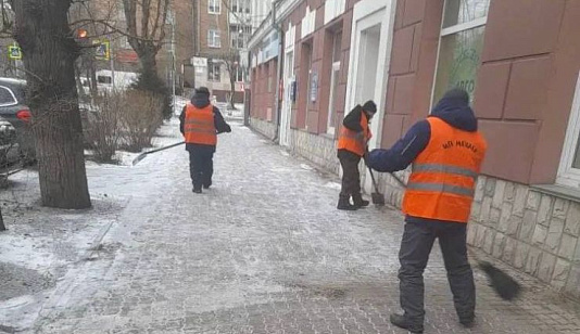 Тротуары Красноярска от гололеда сегодня чистит 231 человек